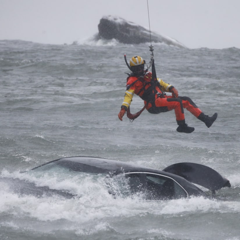 Dramatic rescue attempt as car floats towards Niagara Falls' edge