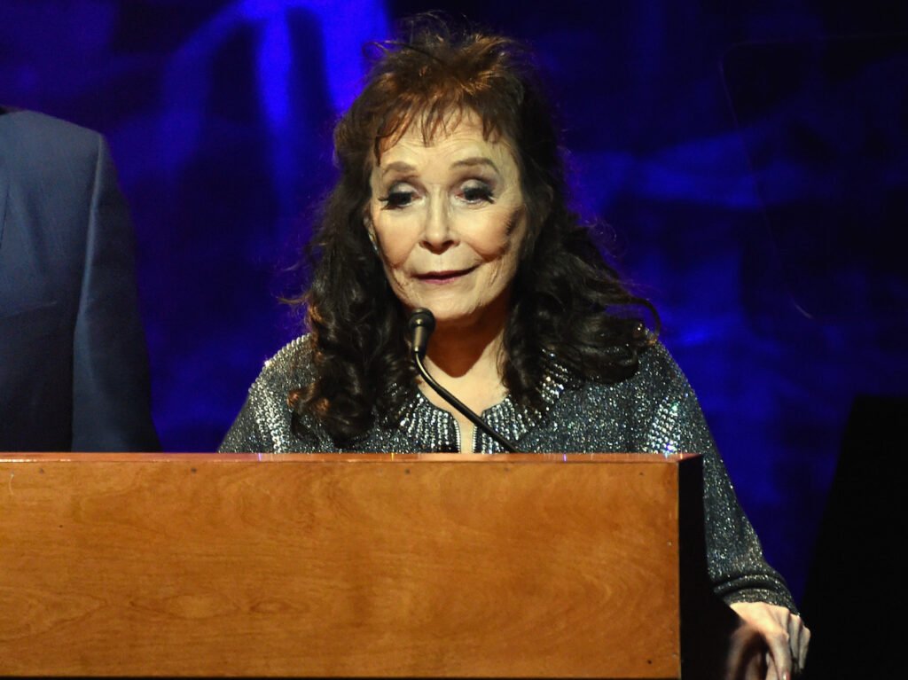 2017 photo of Loretta Lynn speaking at a podium