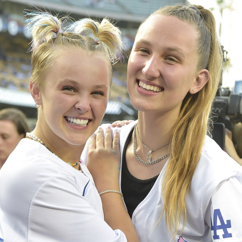 JoJo Siwa and Girlfriend Kylie Prew Adorably Caught on Kiss Cam at Dodger Stadium