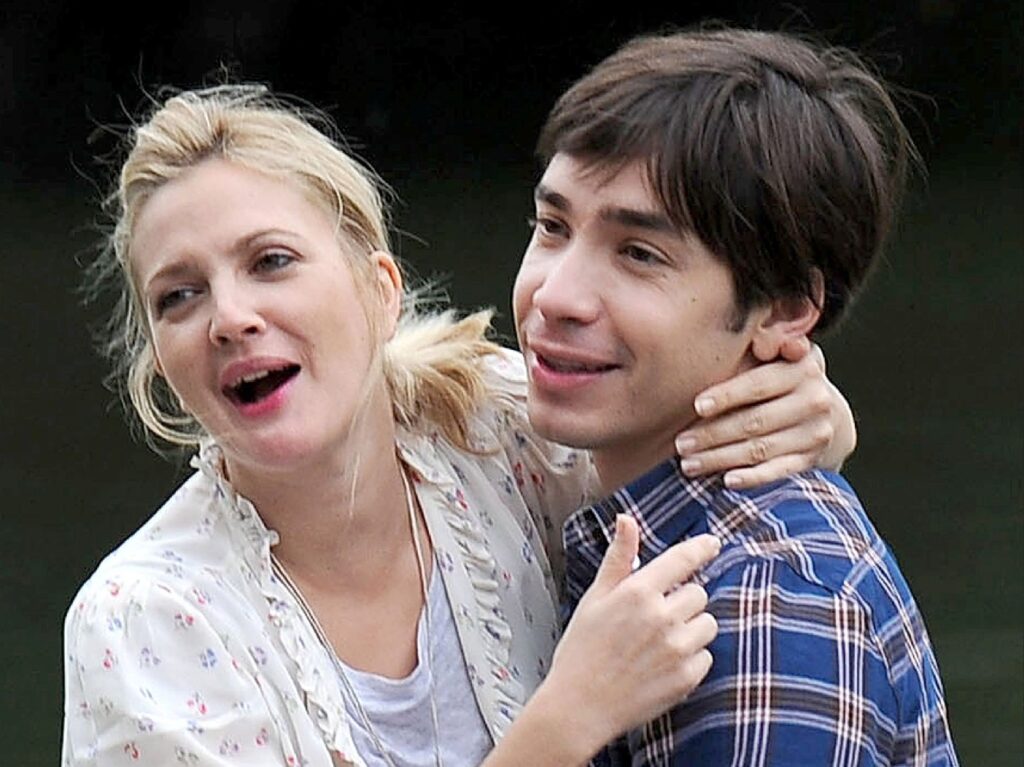 Drew Barrymore and Justin Long are wrapped up in each others' arms while filming in New York City