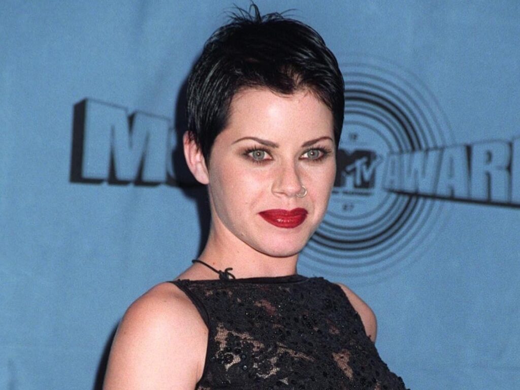 Fairuza Balk in 1997 at the VMA's wearing a black dress.